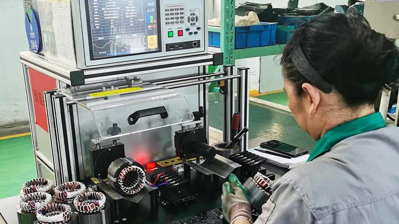小型电机与微型电机：性能差异与适用场景解析
